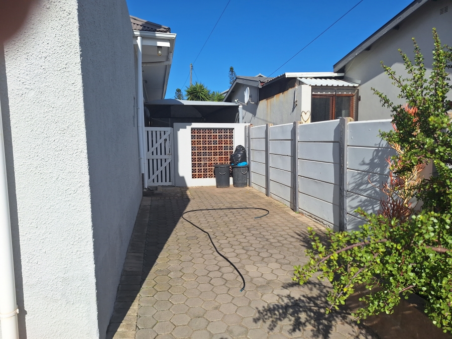 4 Bedroom Property for Sale in Hartenbos Central Western Cape